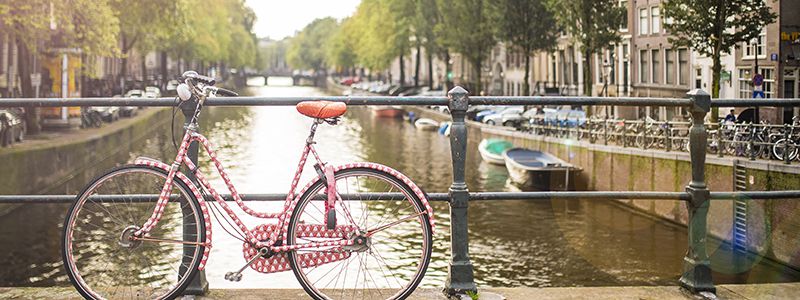 Prickig cykel vid kanalerna i Amsterdam, Holland.